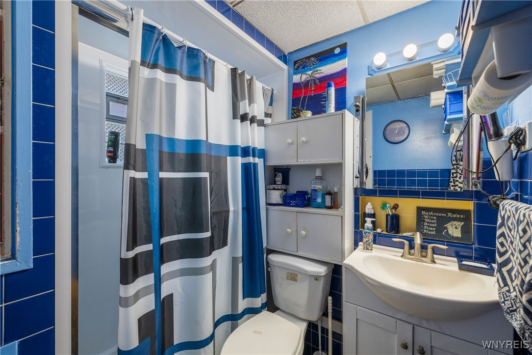 44 Wright Avenue Buffalo, NY 14215 - Photo 17 of 29 1ST FLOOR FULL BATH