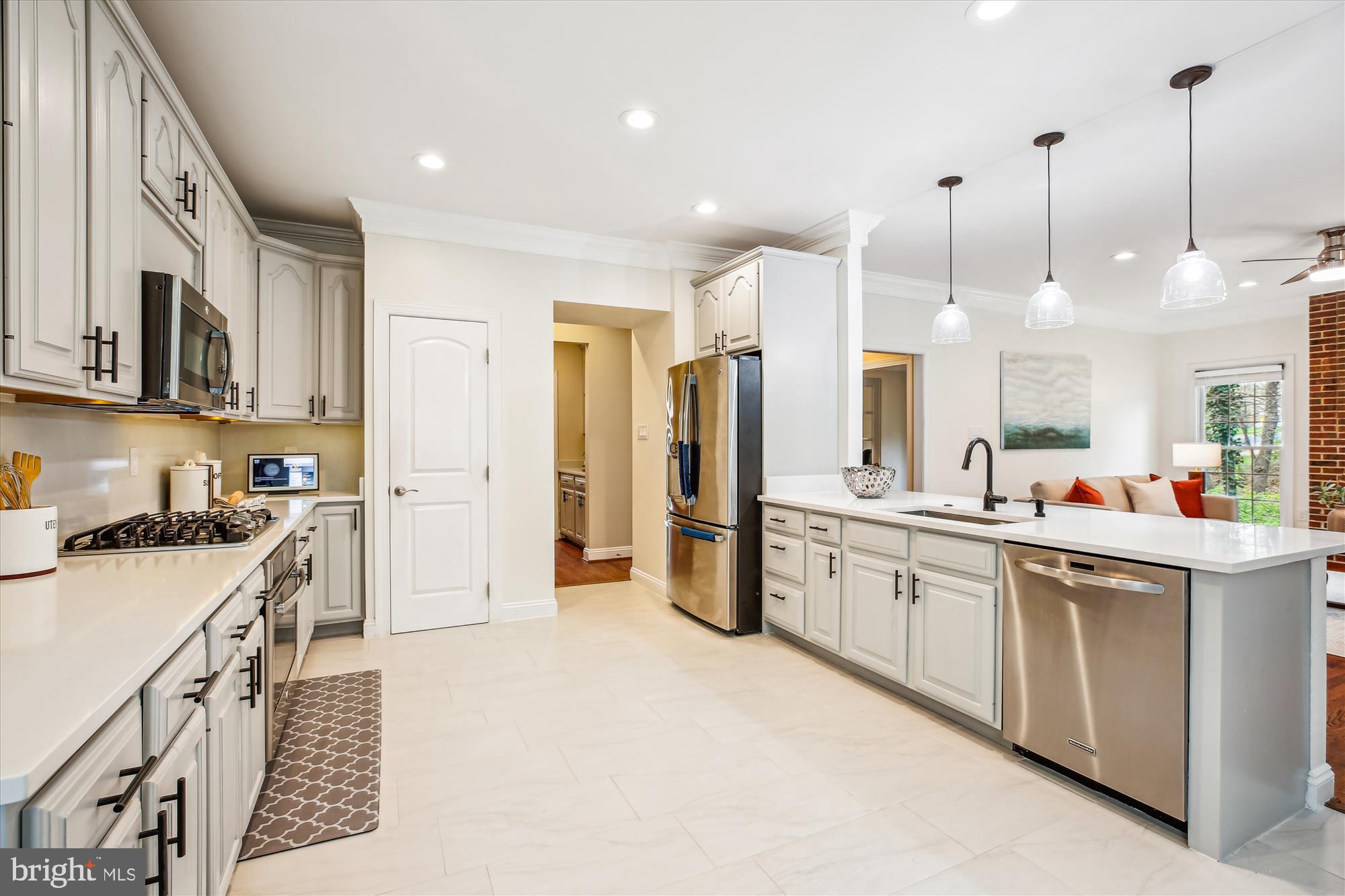 302 Tschiffely Square Road Gaithersburg, MD 20878 - Photo 14 of 77 Kitchen w/ decorator lighting and fixtures