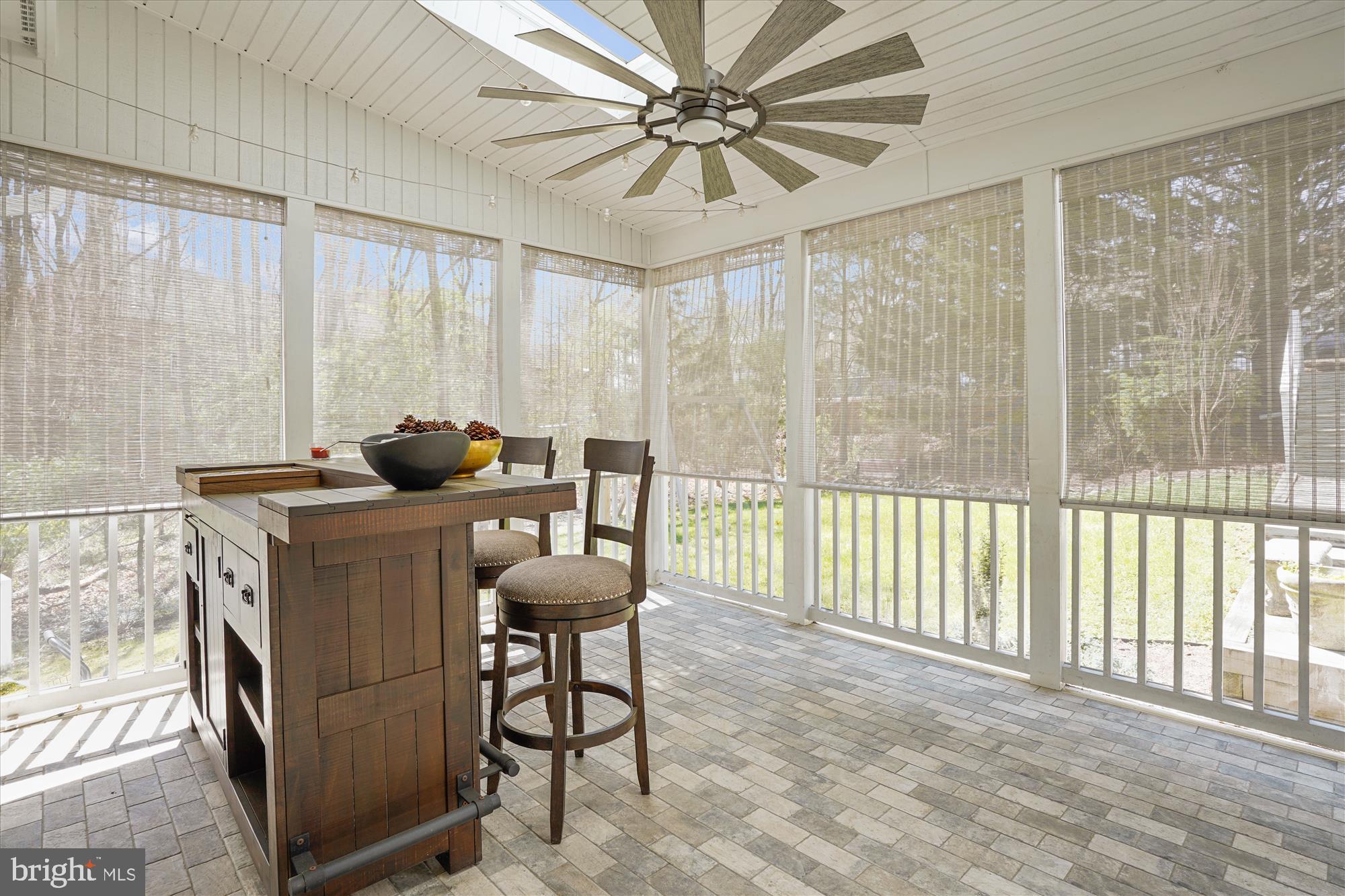 302 Tschiffely Square Road Gaithersburg, MD 20878 - Photo 26 of 77 a living room with furniture and a window