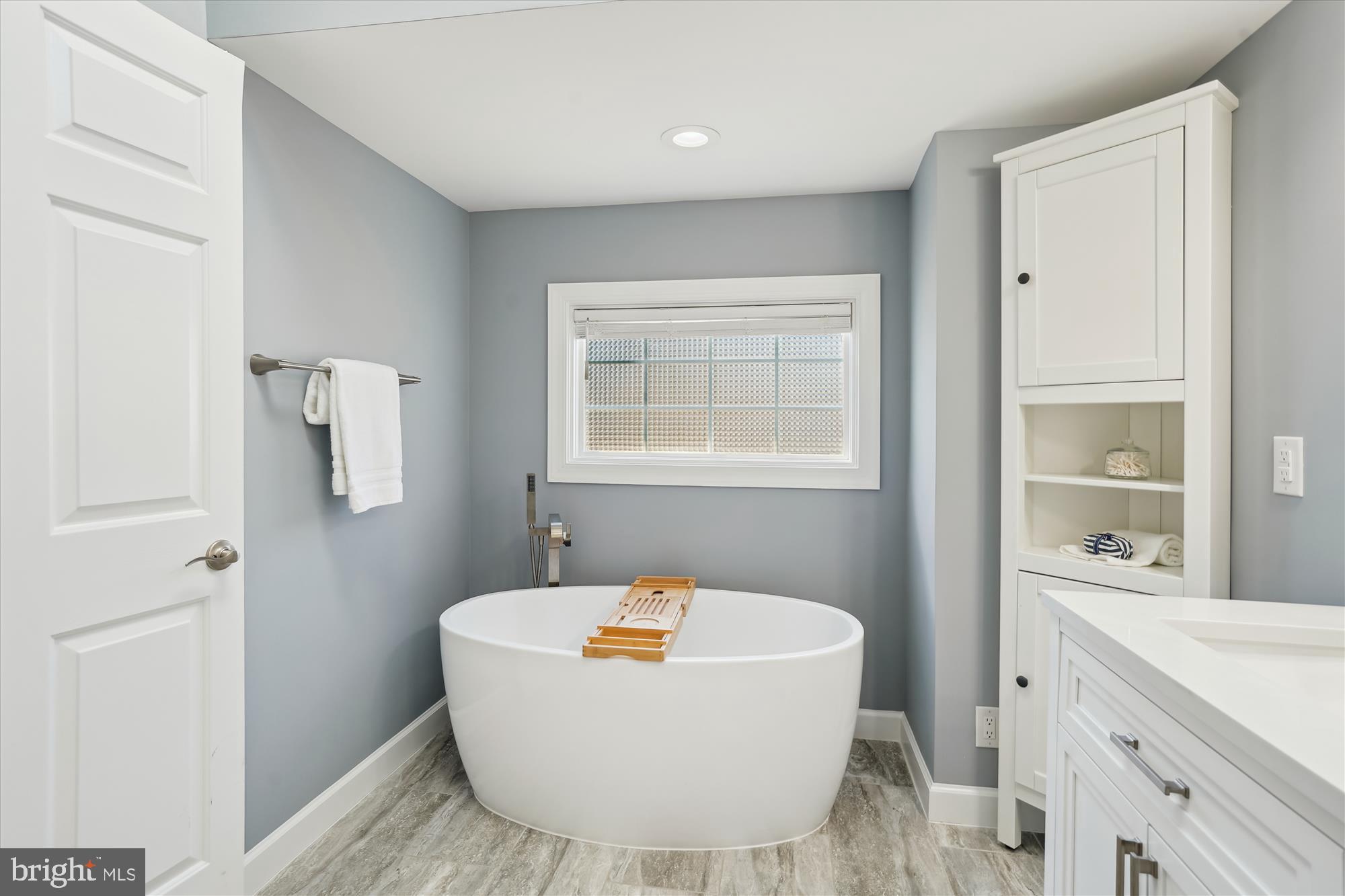 302 Tschiffely Square Road Gaithersburg, MD 20878 - Photo 36 of 77 Primary bath w/ soaking tub