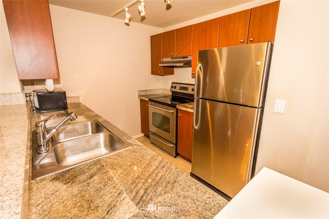 12404 East Gibson Road, Unit L204 Everett, WA 98204 - Photo 8 of 27 Gallery Image 8