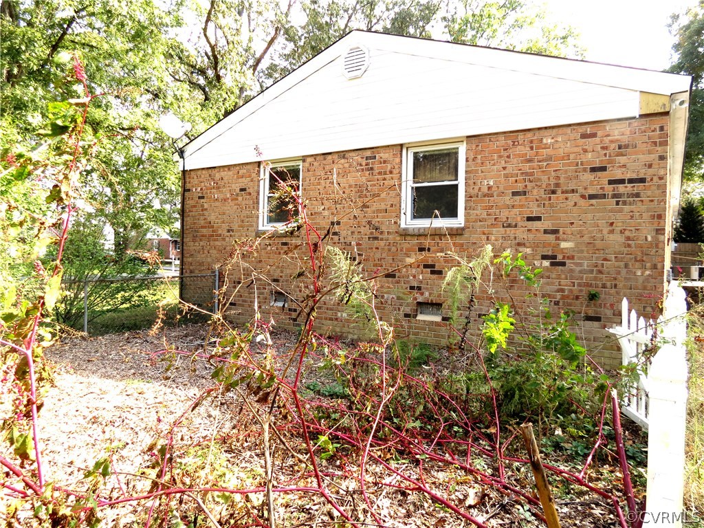 10810 Surry Road Chester, VA 23831 - Photo 3 of 24 a backyard of a house