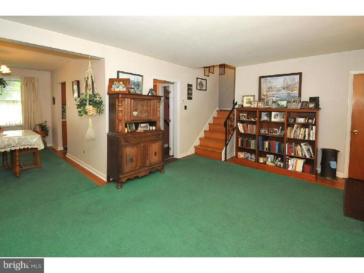 1329 Green Road Abington, PA 19001 - Photo 2 of 17 Living Room