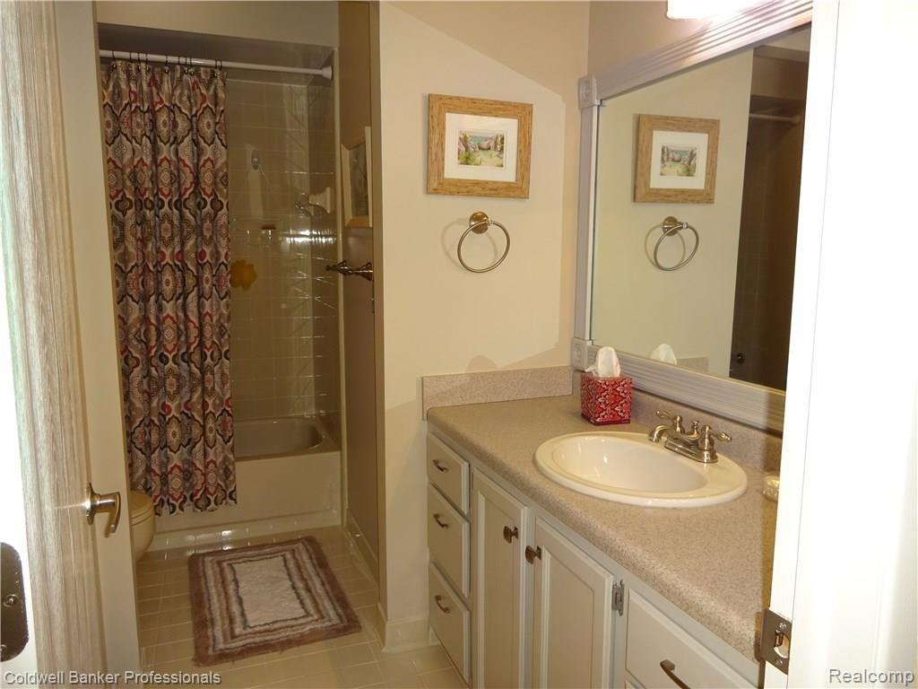 545 Tennyson, Unit 43 Rochester, MI 48307 - Photo 13 of 22 Main bath upstairs