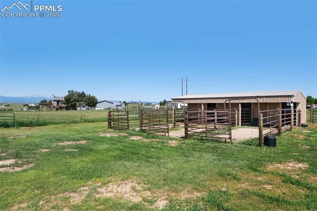 a view of a house with yard in front of house