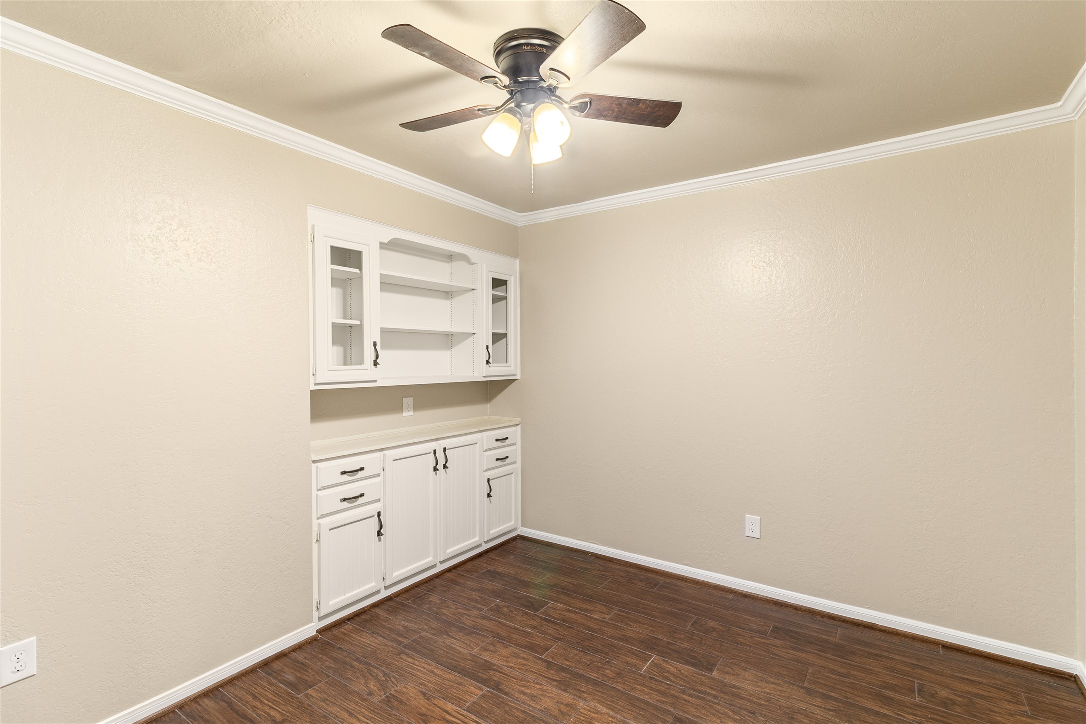 57 South Bachelor Button Street Lake Jackson, TX 77566 - Photo 12 of 29 A standout feature unique to this townhouse, downstairs Bedroom #4 (10x11) offers the option to serve as a bedroom, private office, creative workspace, or flex room.