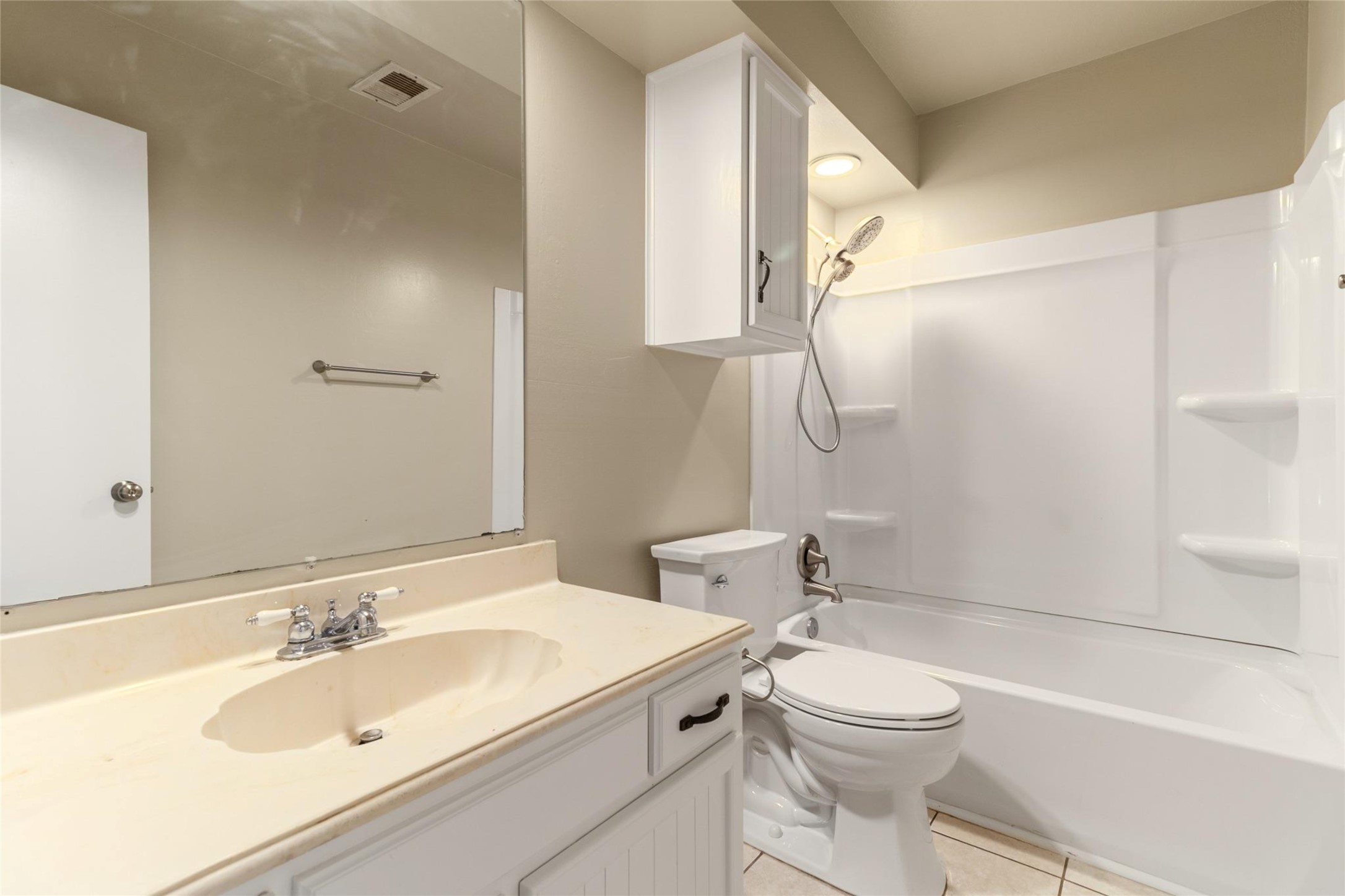 57 South Bachelor Button Street Lake Jackson, TX 77566 - Photo 22 of 29 Second full bathroom serves the two additional upstairs bedrooms and features an updated tub and shower surround for a fresh, clean finish.