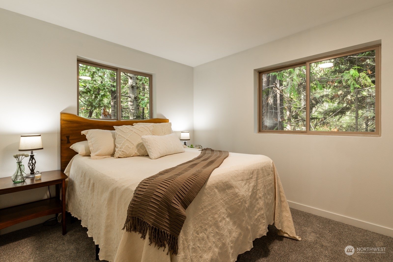 4901 Cleveland Street Port Townsend, WA 98368 - Photo 36 of 39 a bedroom with a bed and a window