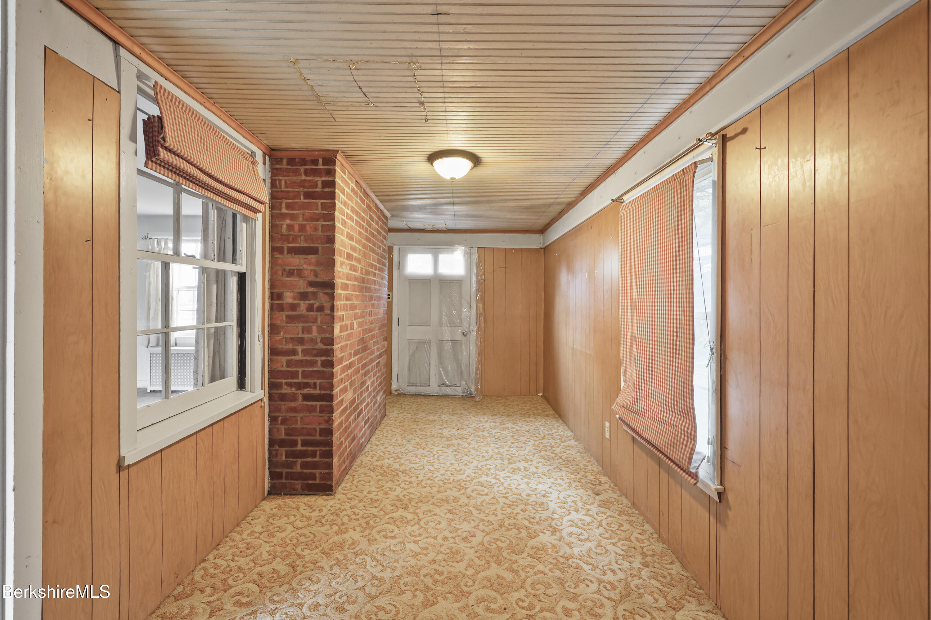 32 Jason Street Pittsfield, MA 01201 - Photo 6 of 27 Enclosed porch