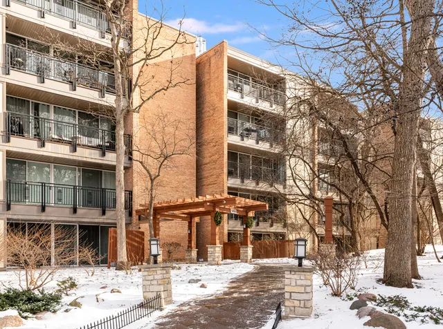 $189,900 | 5900 Oakwood Drive, Unit 1E, Lisle, IL 60532