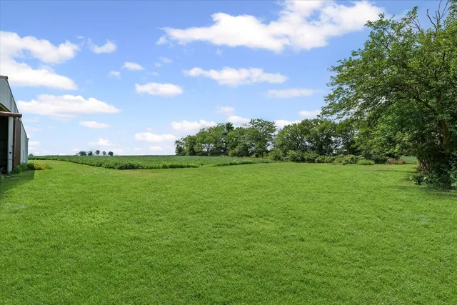 a view of a house with backyard