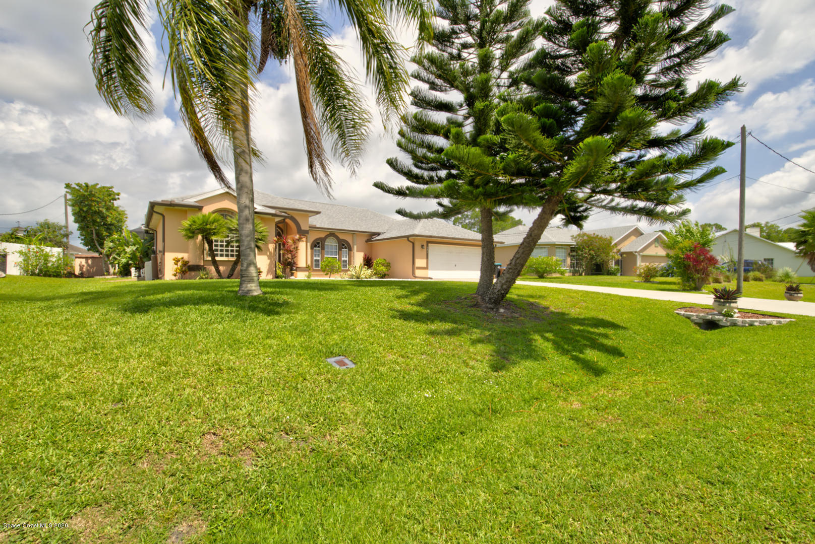 581 Raleigh Road Southeast Palm Bay, FL 32909 - Photo 4 of 60 front yard left