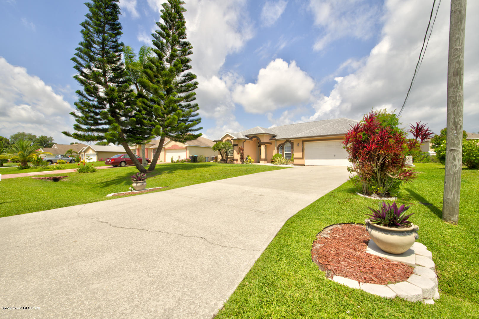 581 Raleigh Road Southeast Palm Bay, FL 32909 - Photo 5 of 60 front yard right