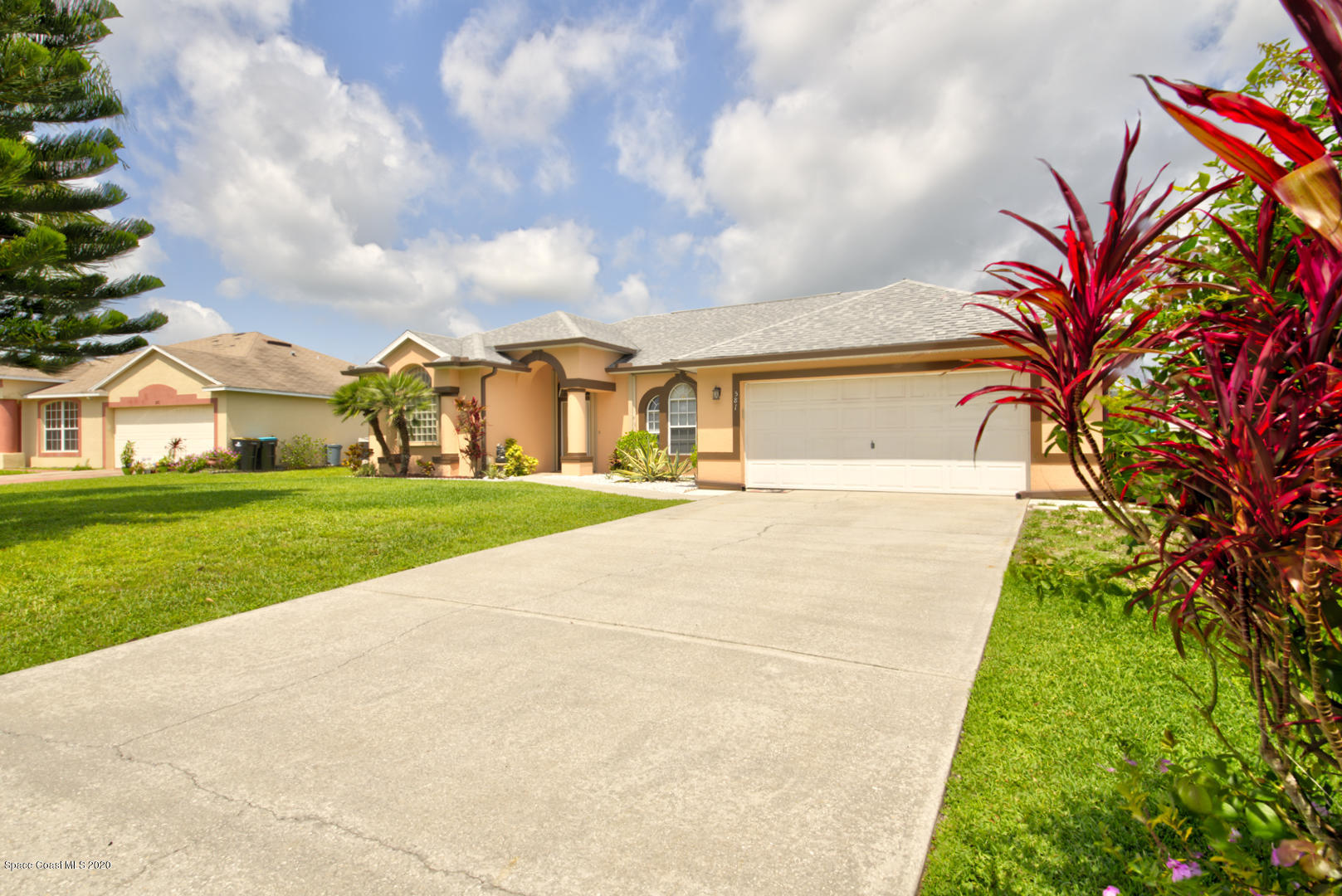 581 Raleigh Road Southeast Palm Bay, FL 32909 - Photo 6 of 60 driveway