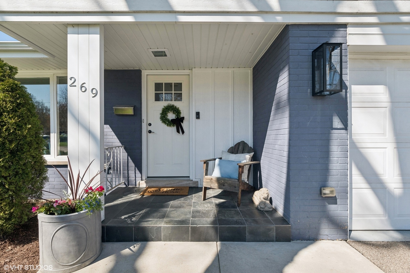 269 Riverside Drive Northfield, IL 60093 - Photo 2 of 28 a living room with furniture