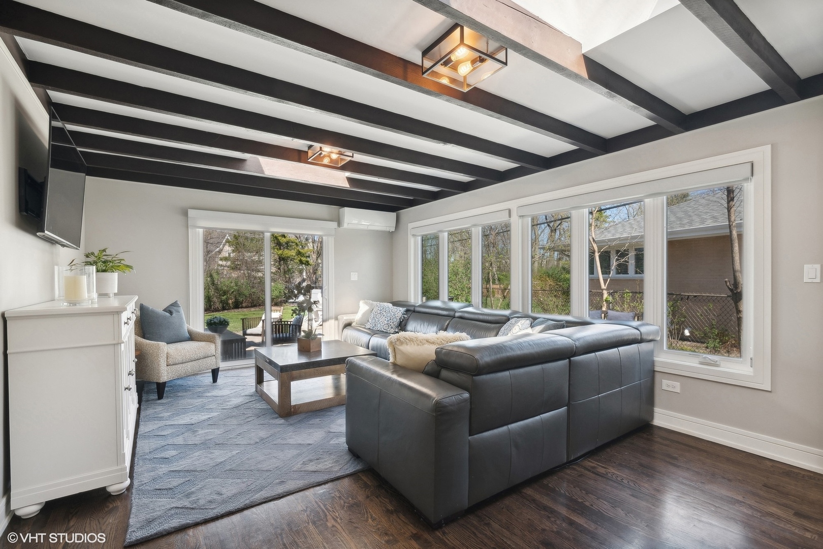 269 Riverside Drive Northfield, IL 60093 - Photo 9 of 28 a living room with furniture and a large window