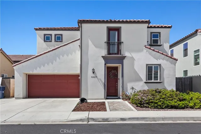 a front view of house with garage and yard