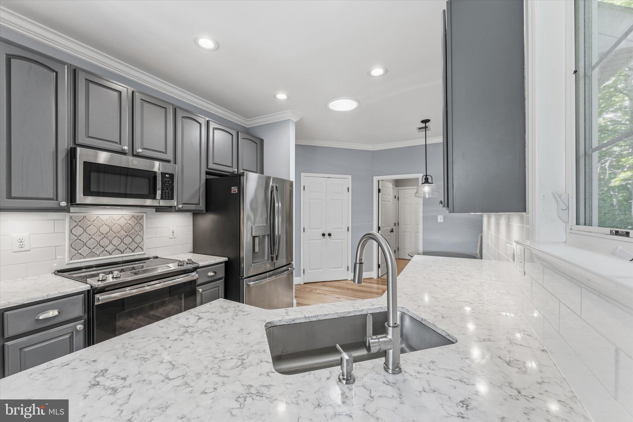 6817 Derby Run Way Gainesville, VA 20155 - Photo 11 of 35 kitchen