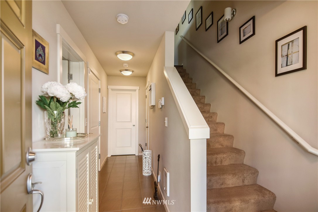 341 Chelan Avenue Northeast Renton, WA 98059 - Photo 3 of 22
