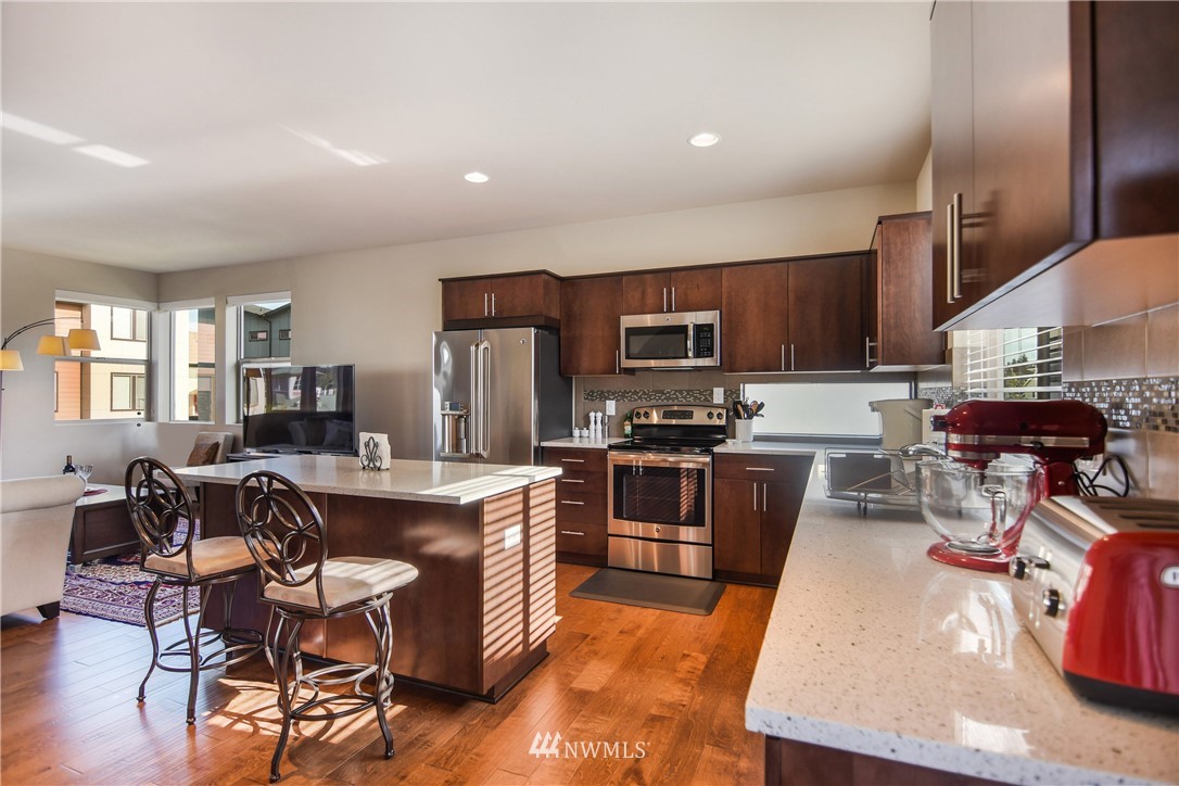 341 Chelan Avenue Northeast Renton, WA 98059 - Photo 4 of 22