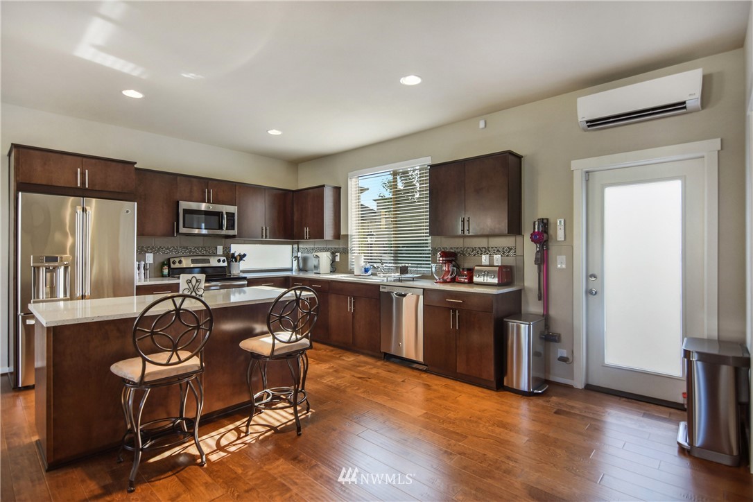 341 Chelan Avenue Northeast Renton, WA 98059 - Photo 5 of 22