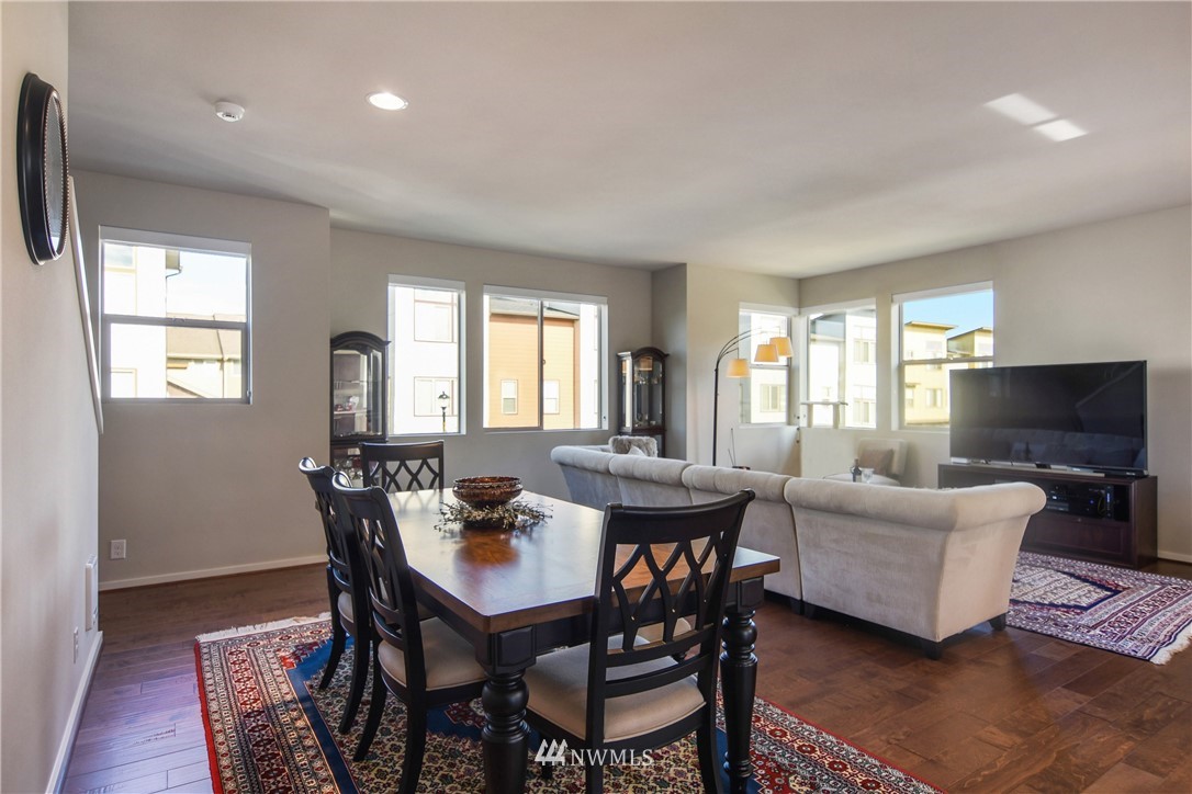 341 Chelan Avenue Northeast Renton, WA 98059 - Photo 10 of 22