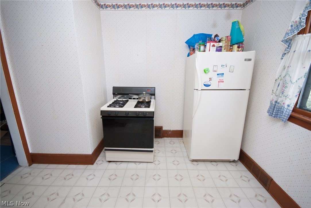 1524 Spring Road Cleveland, OH 44109 - Photo 4 of 17