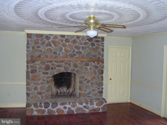 2798 Mountain Road Haymarket, VA 20169 - Photo 4 of 6 Family Room