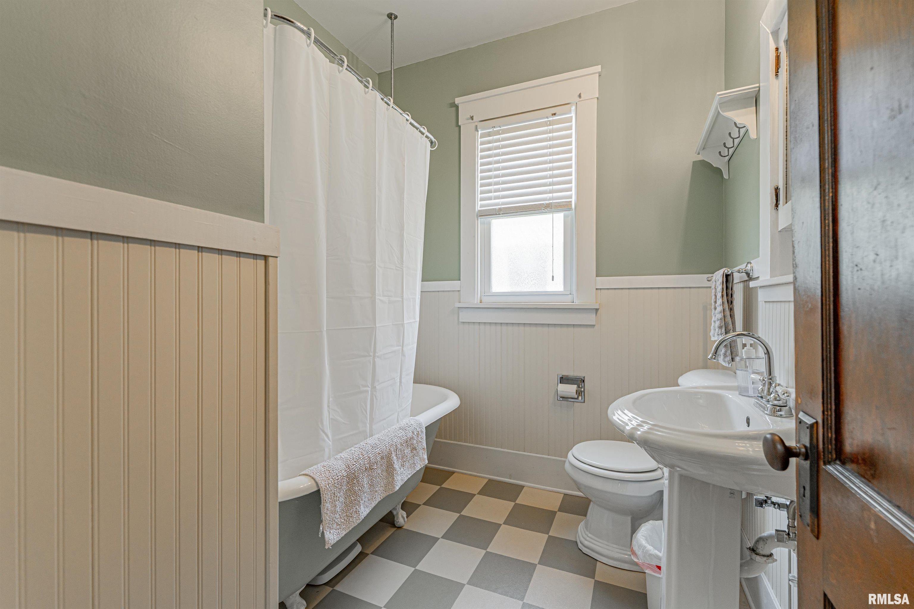 409 Woodlawn Road Lincoln, IL 62656 - Photo 15 of 25