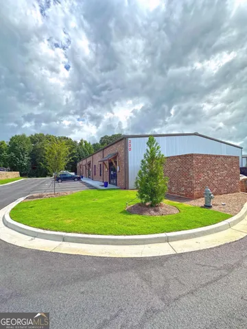 a view of a house with backyard and sitting area
