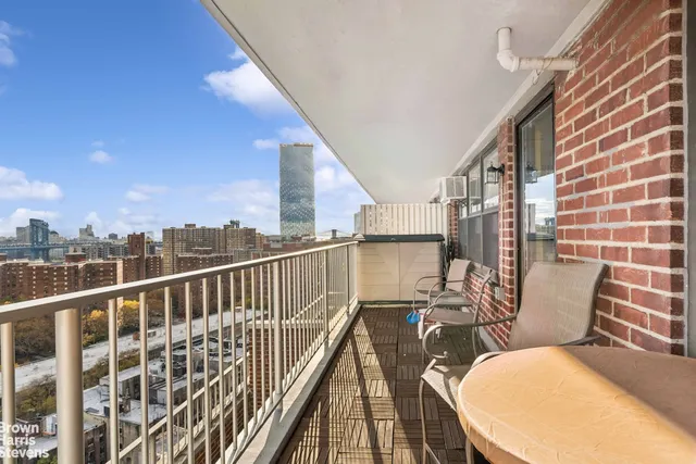 $929,000 | 264 East Broadway, Unit C1905 | Lower East Side