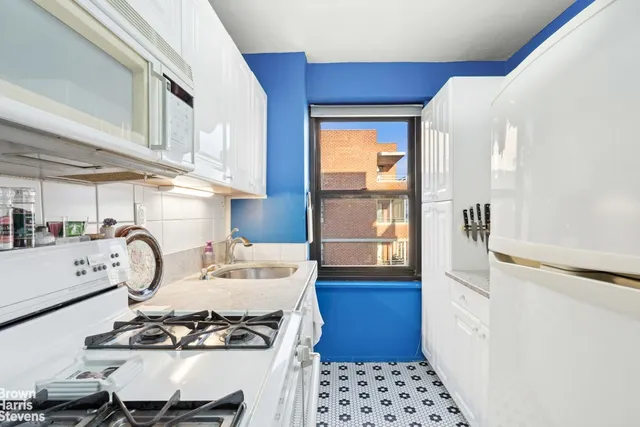 $929,000 | 264 East Broadway, Unit C1905 | Lower East Side
