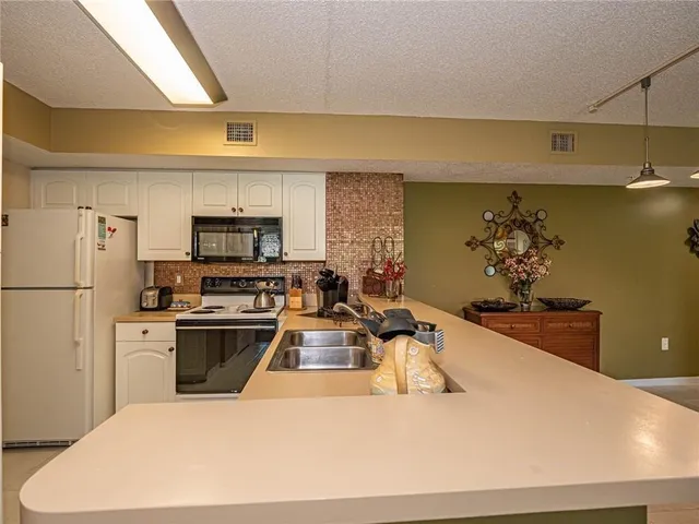 $220,000 | 1590 South 42ND Circle, Unit 106, Vero Beach, FL 32967