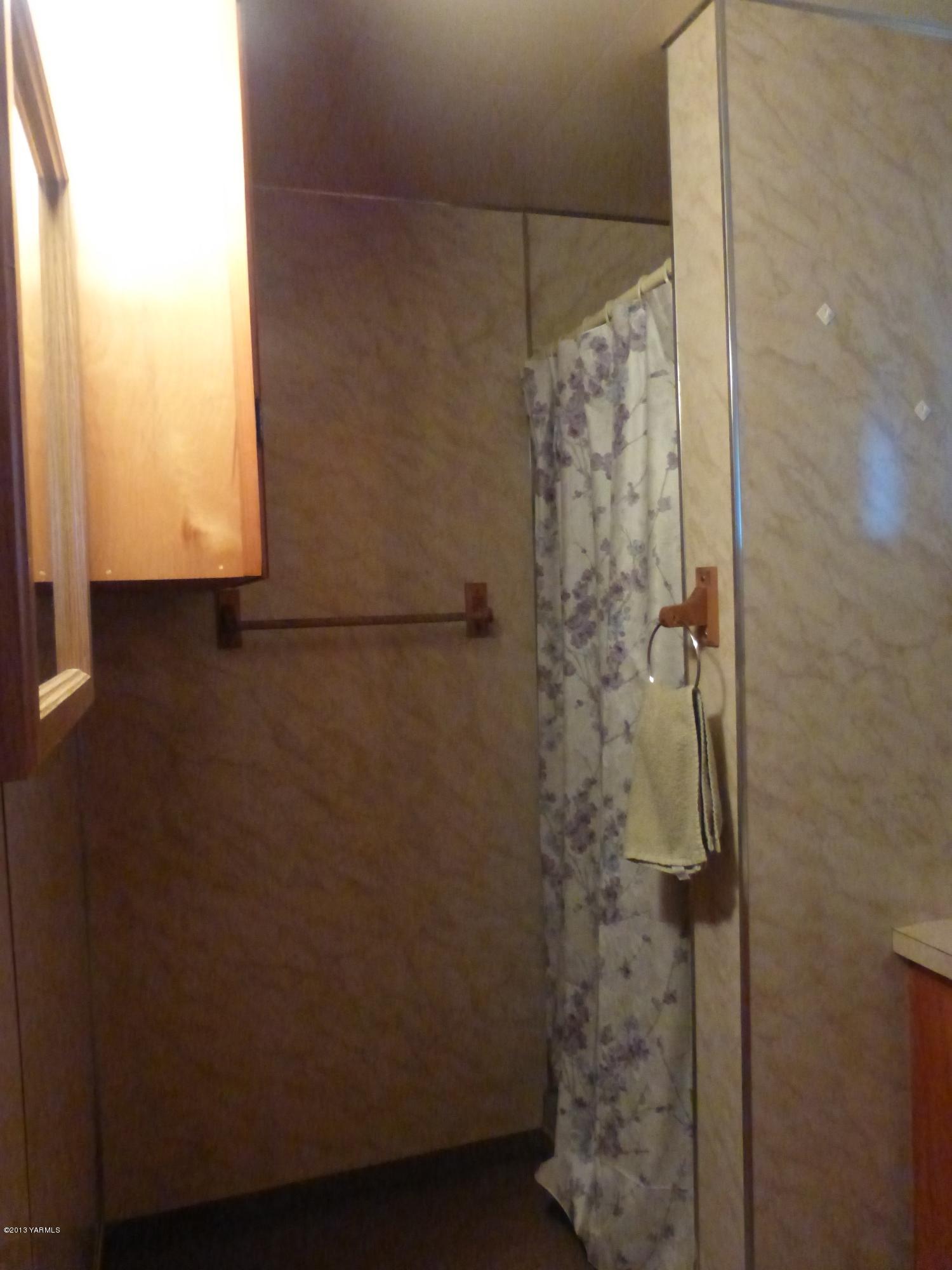 461 Barker Road Granger, WA 98932 - Photo 14 of 37 a bathroom with a shower