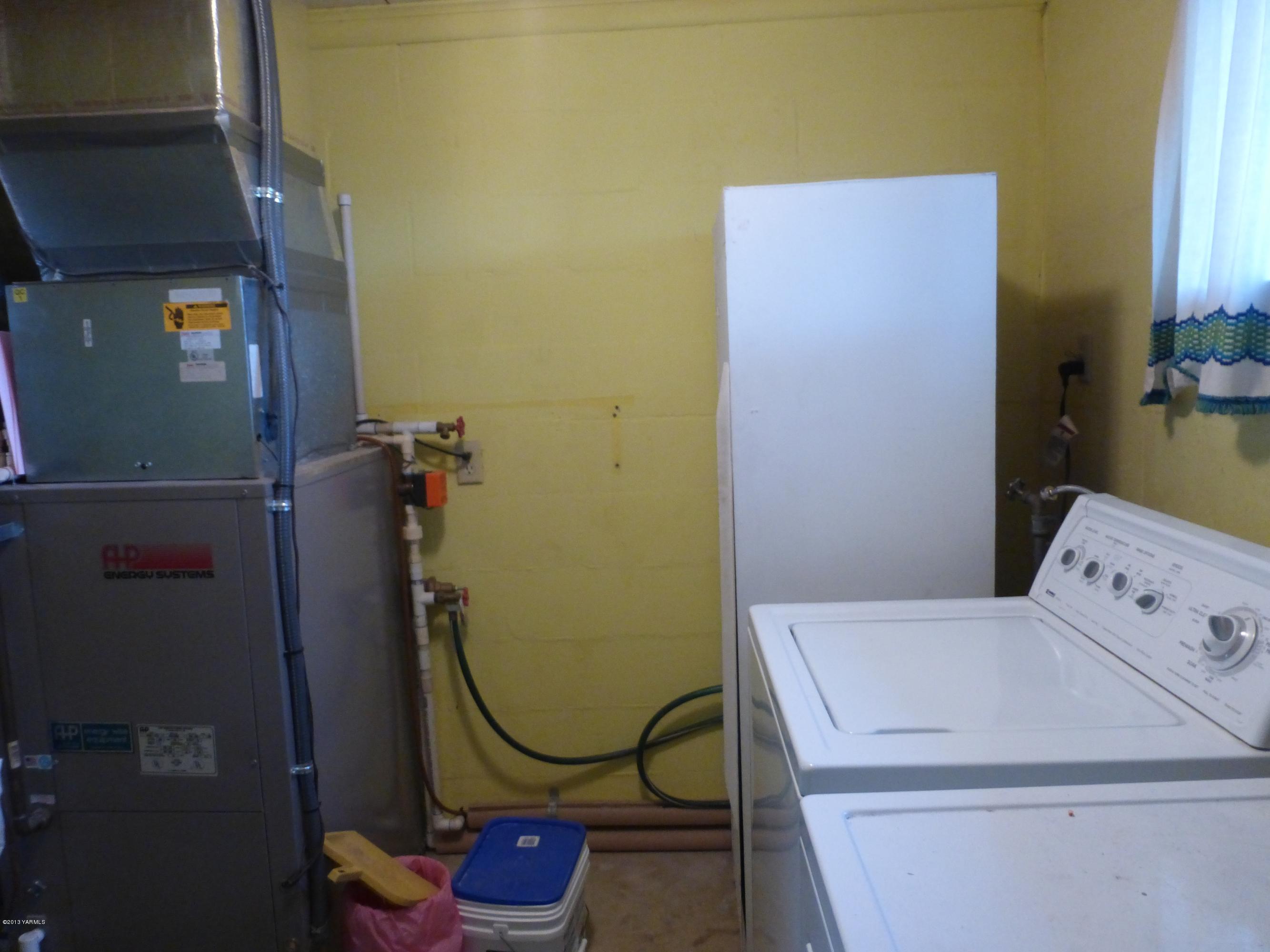461 Barker Road Granger, WA 98932 - Photo 18 of 37 a utility room with dryer and washer