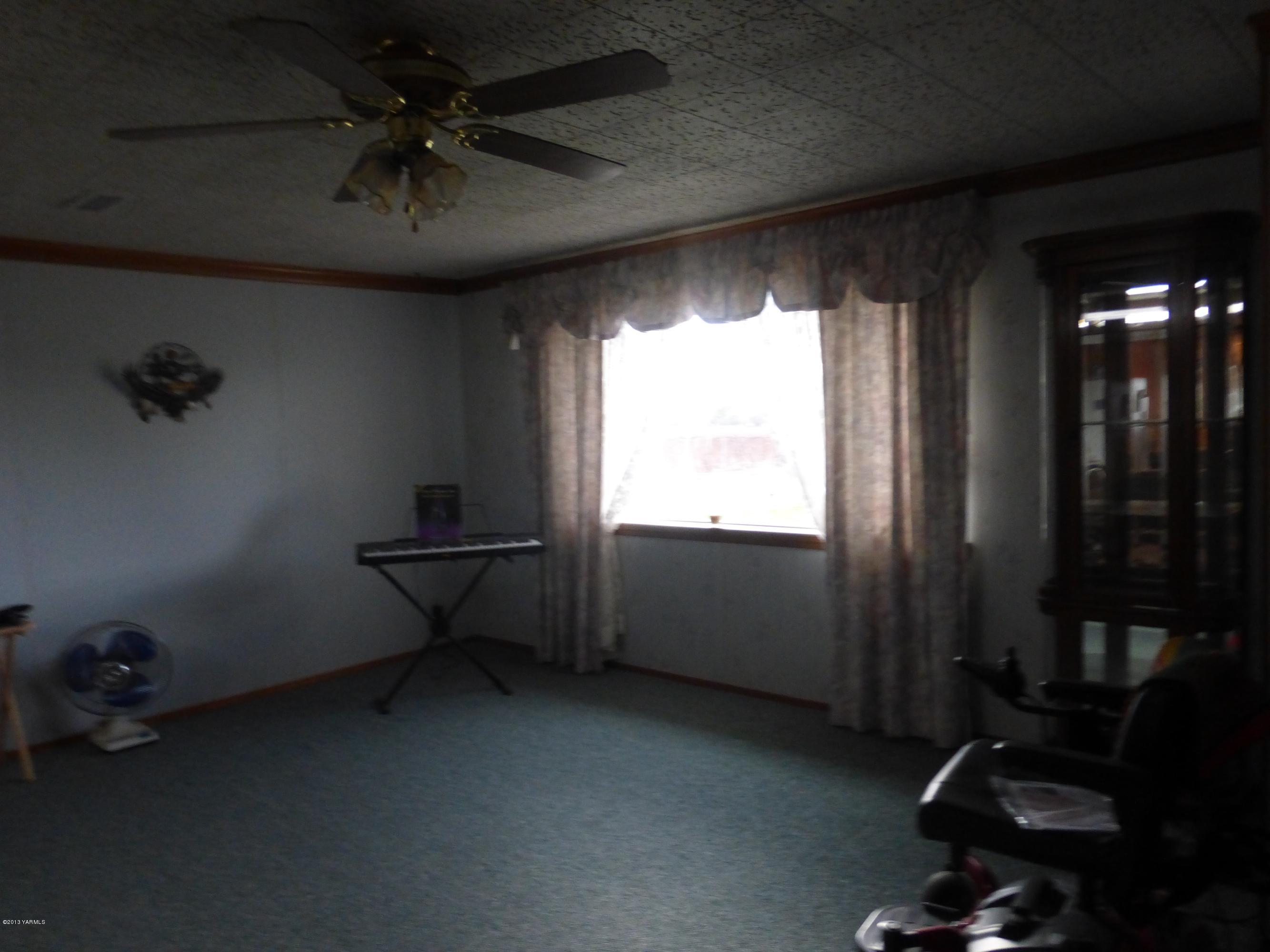 461 Barker Road Granger, WA 98932 - Photo 19 of 37 a room with gym equipment and a large window