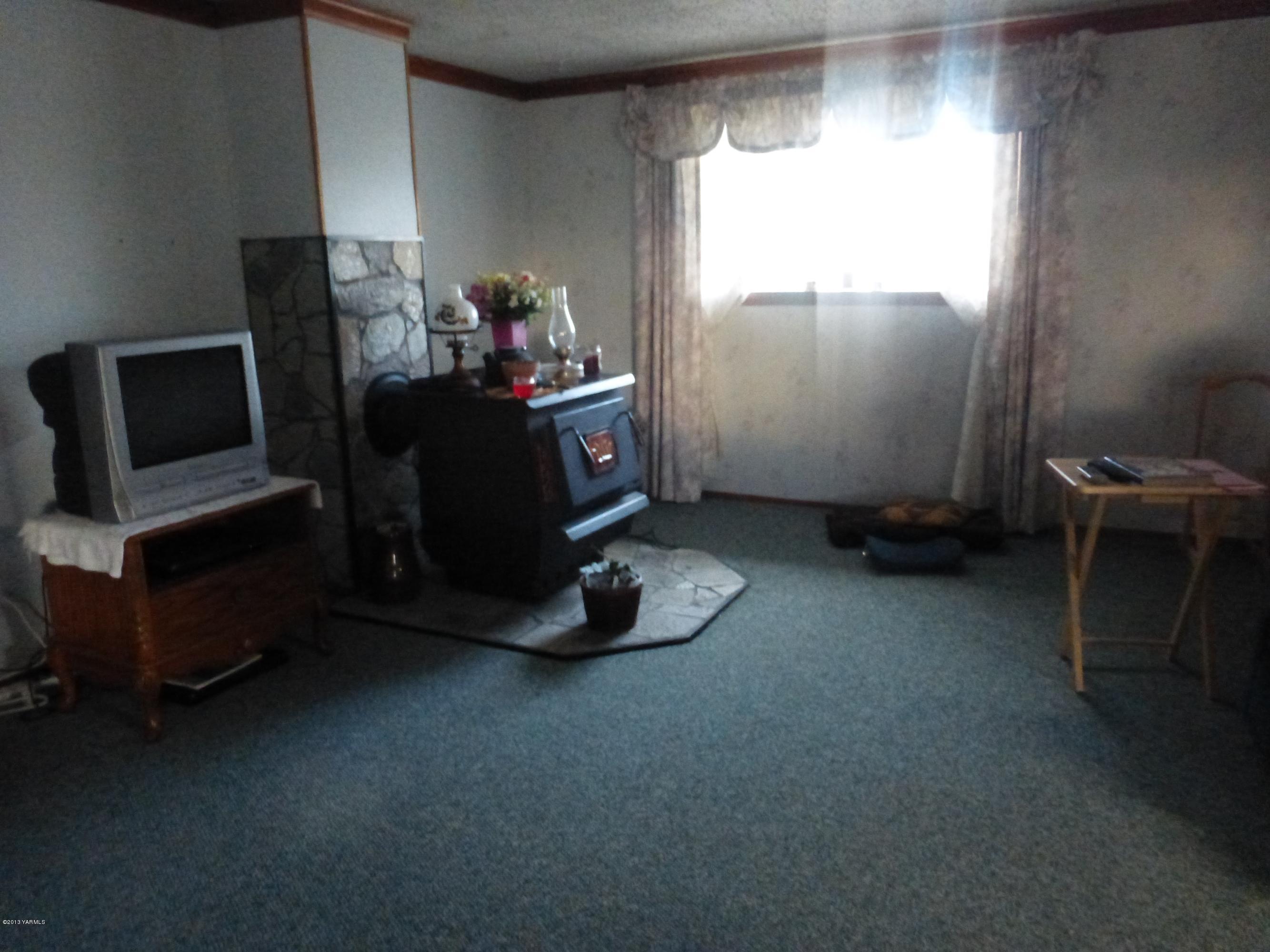 461 Barker Road Granger, WA 98932 - Photo 20 of 37 a room with furniture and a window