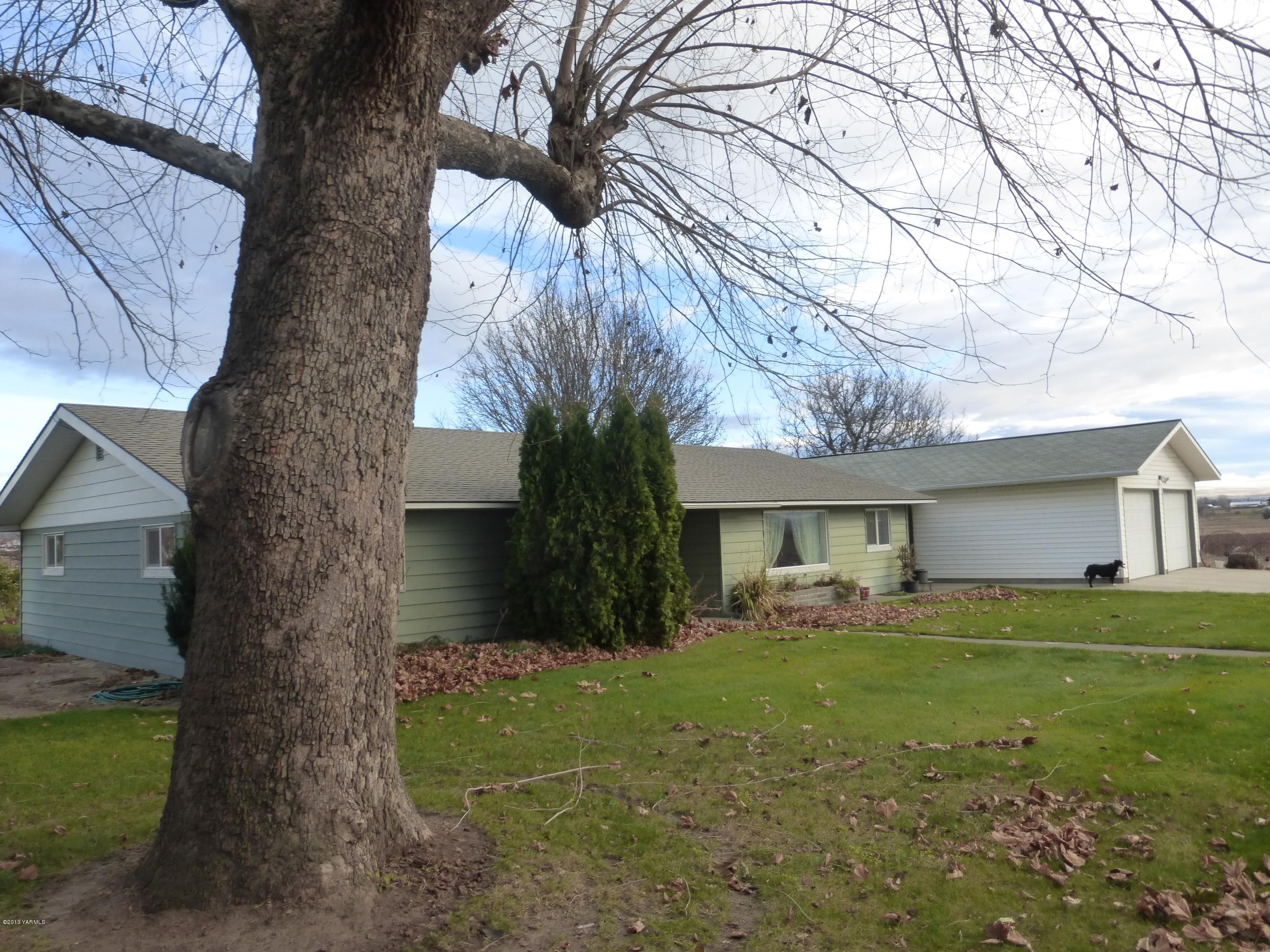 461 Barker Road Granger, WA 98932 - Photo 3 of 37 a view of a yard in front of house with a yard