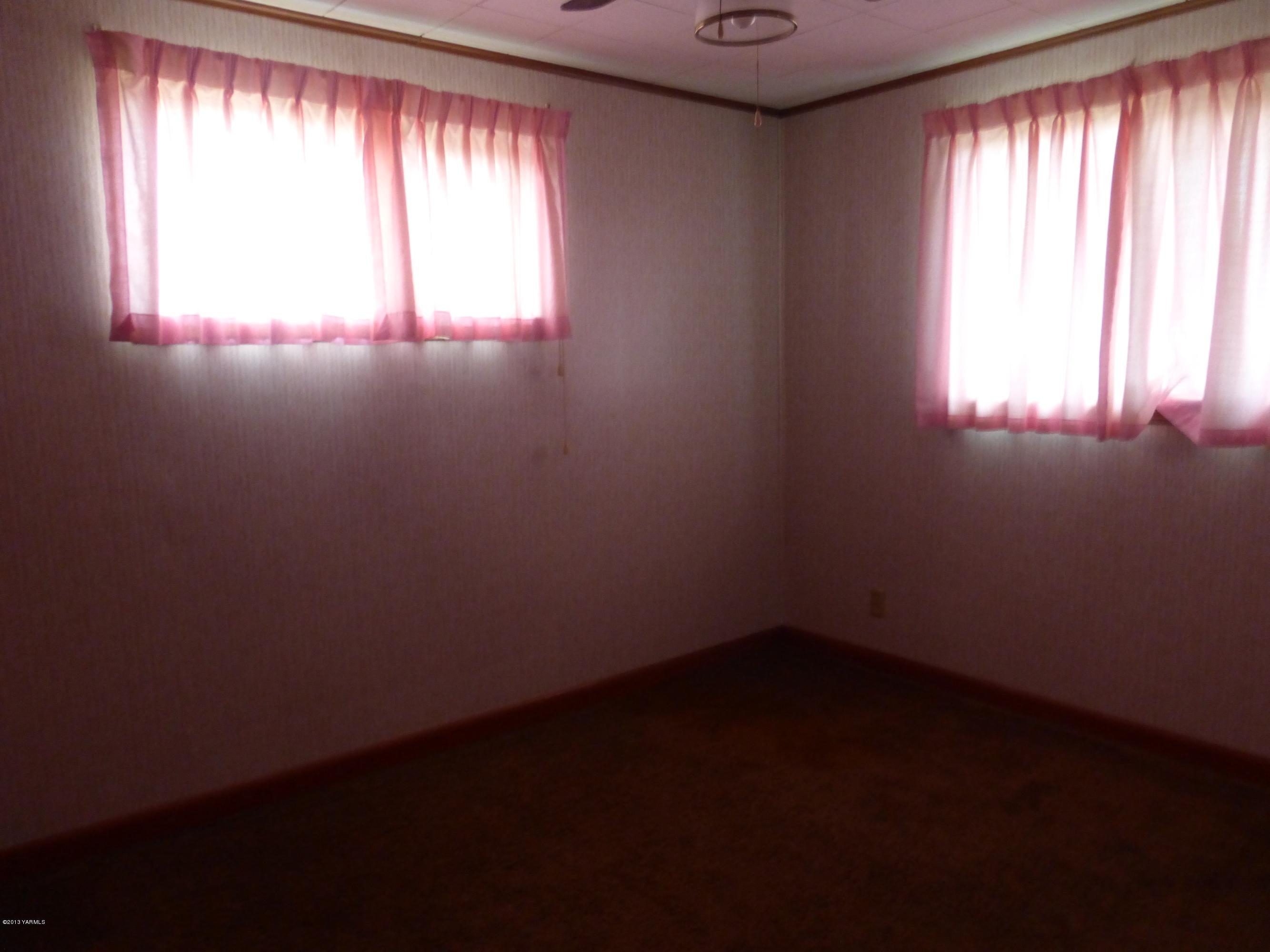 461 Barker Road Granger, WA 98932 - Photo 23 of 37 an empty room with a window
