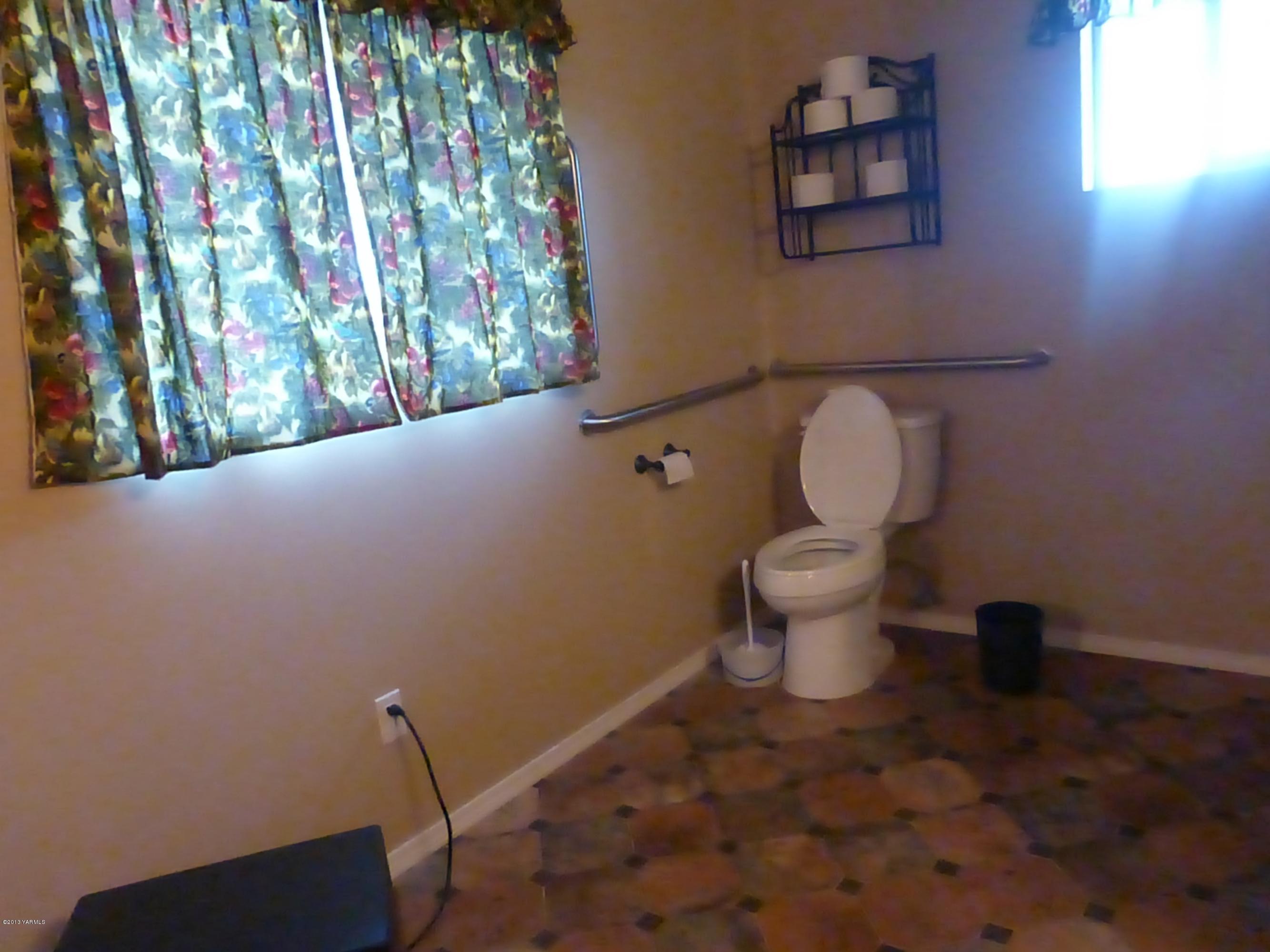 461 Barker Road Granger, WA 98932 - Photo 26 of 37 a bathroom with a toilet and a sink