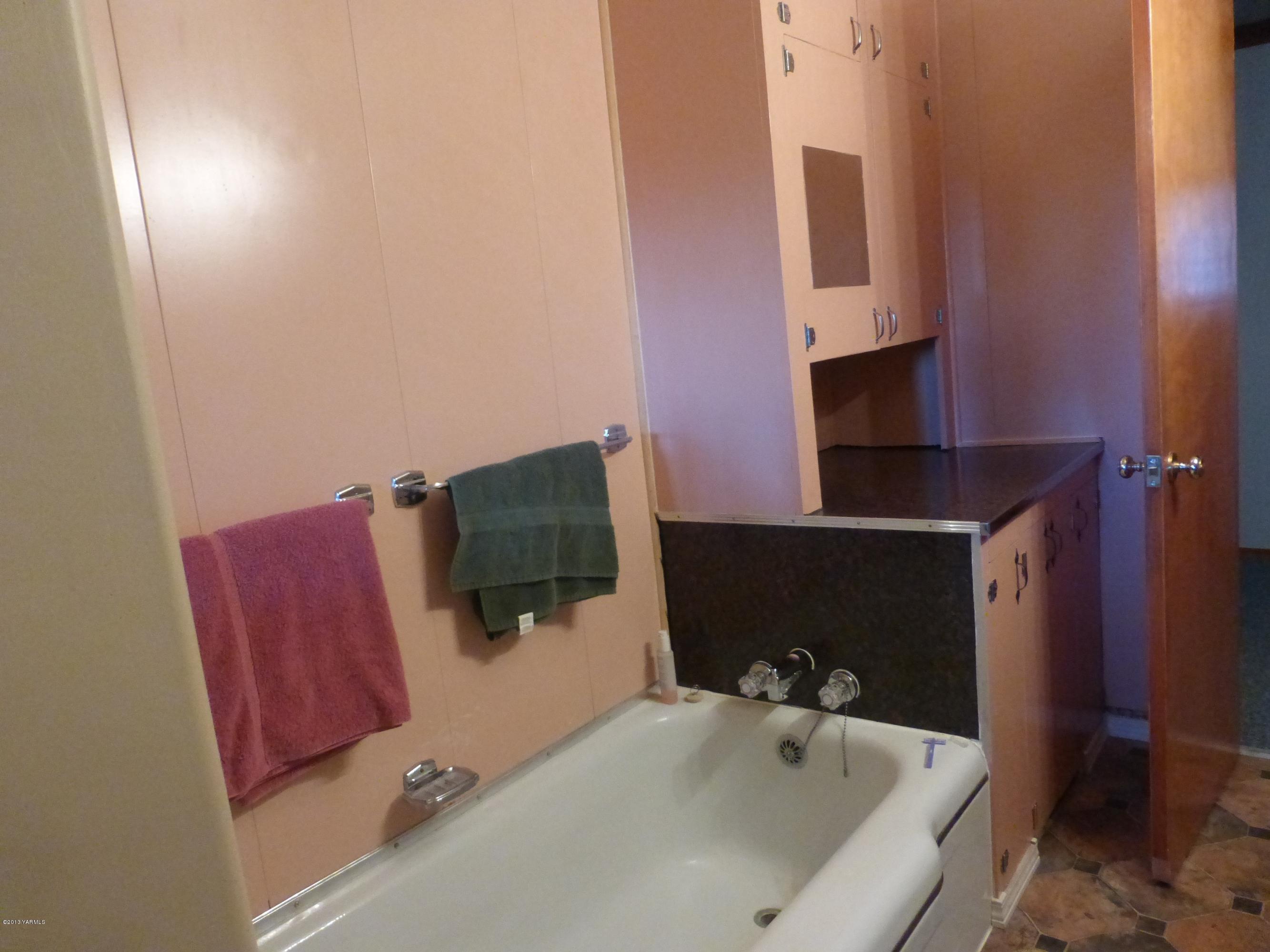 461 Barker Road Granger, WA 98932 - Photo 27 of 37 a bathroom with a tub and sink