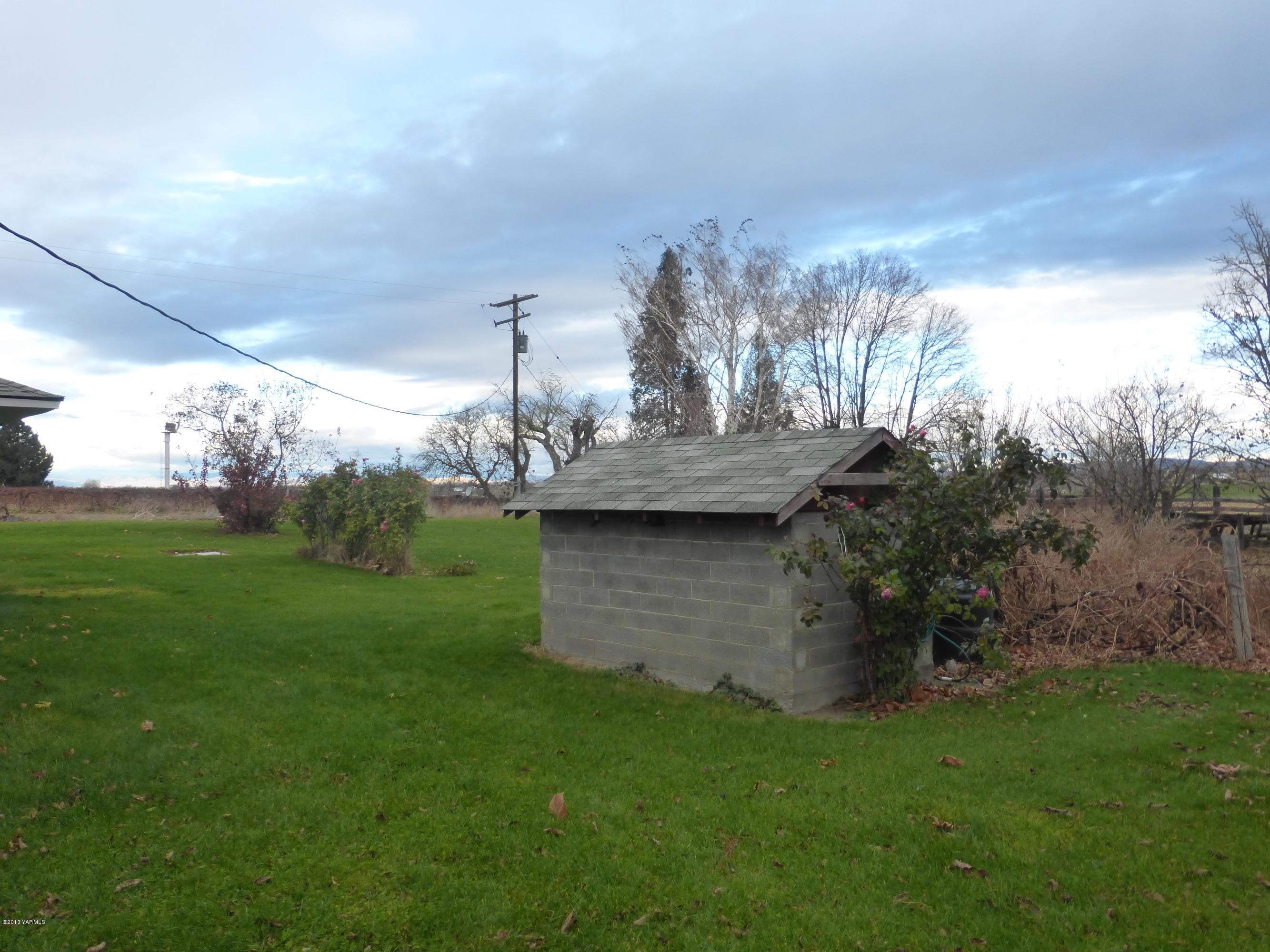 461 Barker Road Granger, WA 98932 - Photo 30 of 37 a view of a backyard with plants and large trees