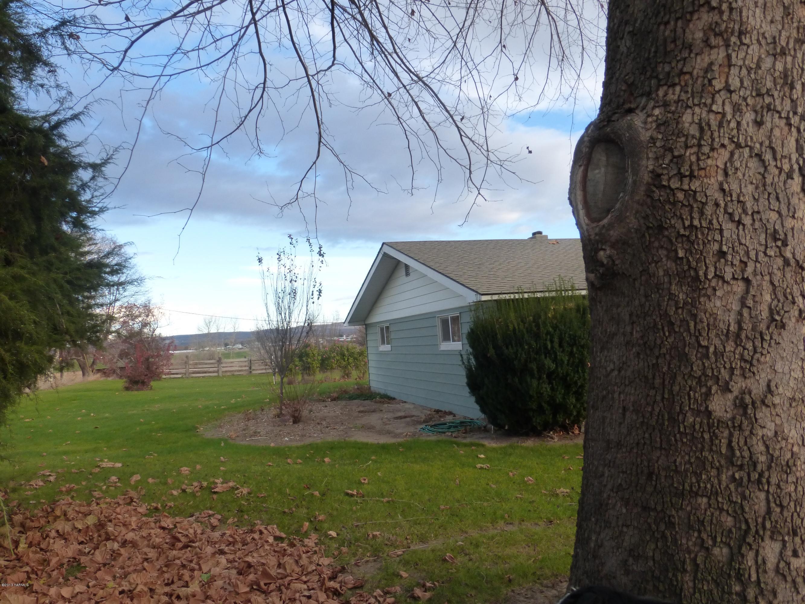 461 Barker Road Granger, WA 98932 - Photo 4 of 37