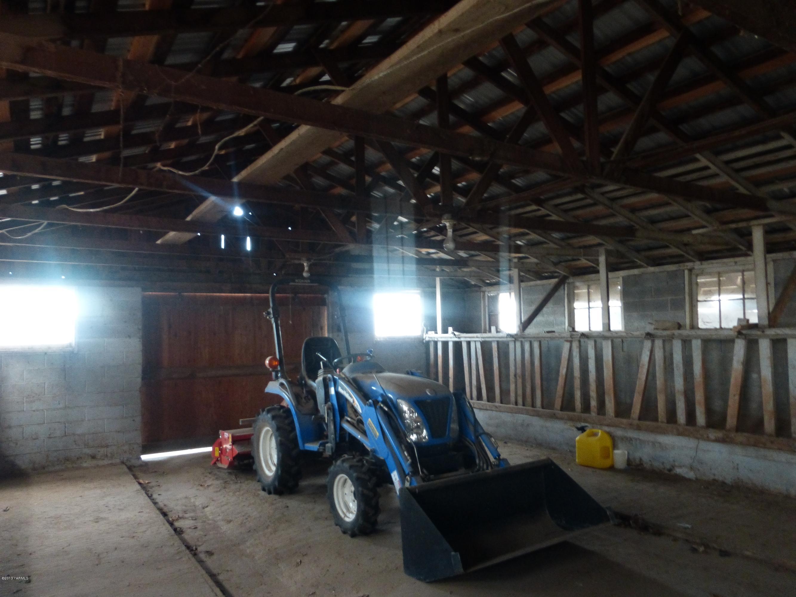 461 Barker Road Granger, WA 98932 - Photo 32 of 37 a view of a room with gym equipment