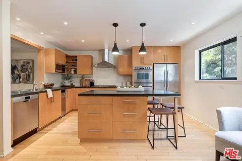 $2,149,000 | 323 San Vicente Boulevard, Unit 11, Santa Monica, CA 90402