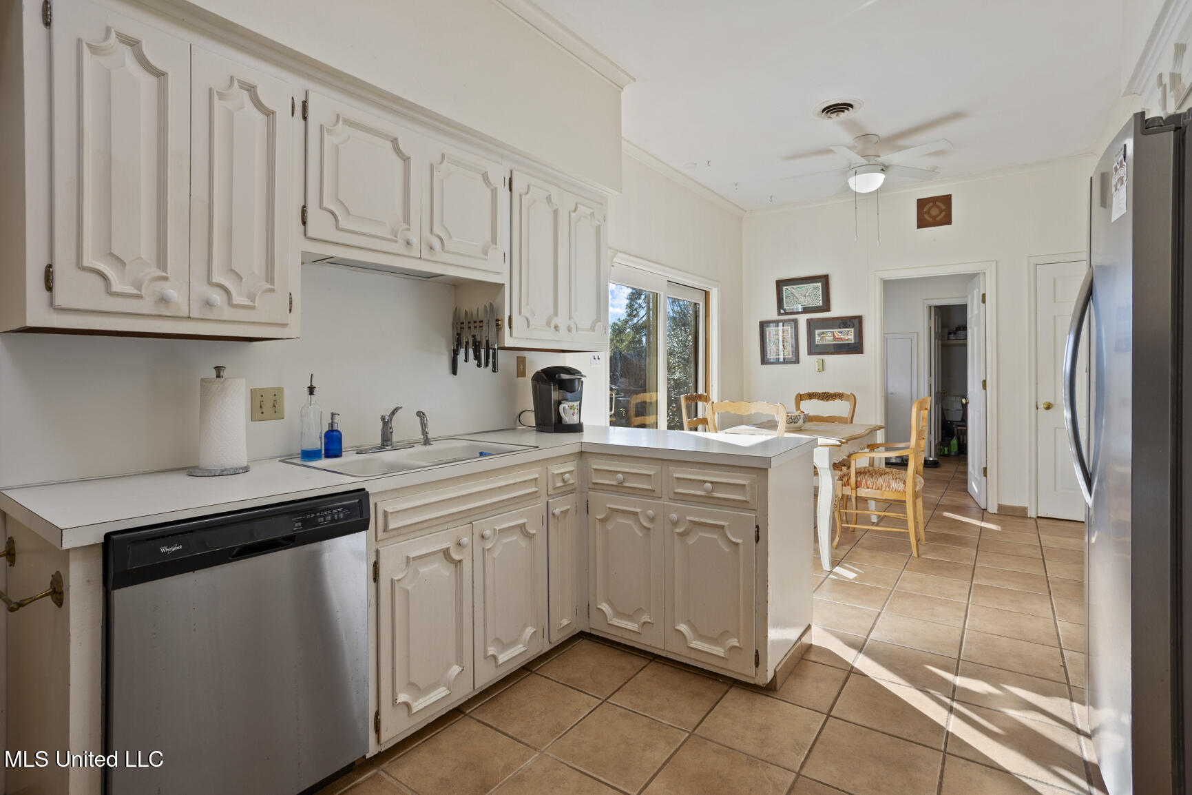 1431 Roxbury Place Jackson, MS 39211 - Photo 11 of 25 Large, Open Kitchen