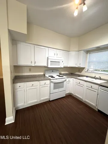 $1,100 | 1037 Township Road, Gulfport, MS 39507