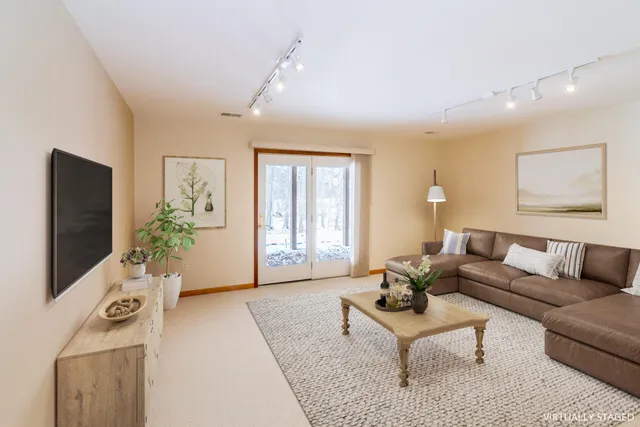 $425,000 | 327 Cottonwood Lane, Saline, MI 48176