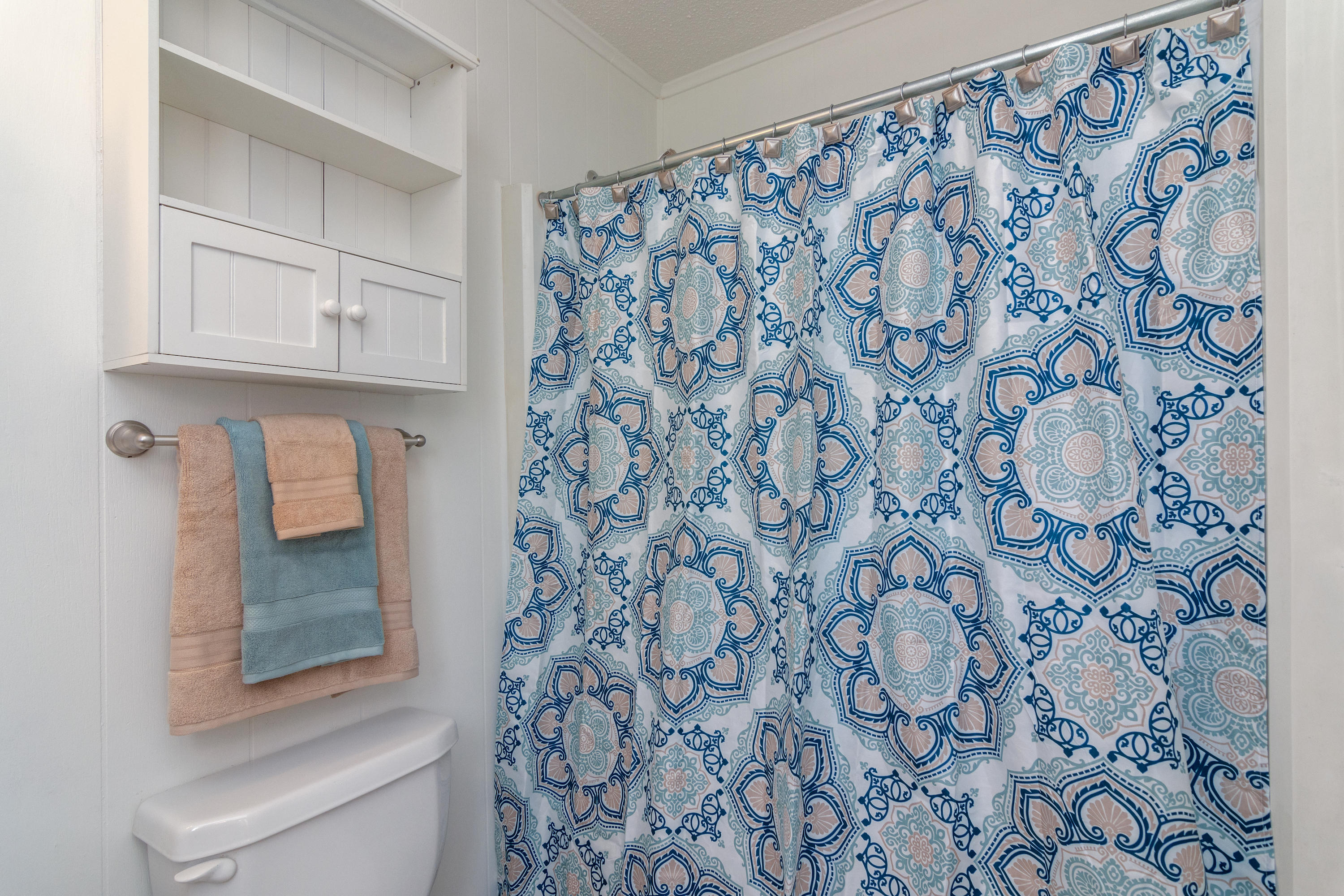 685 Ridge Lake Road Crestview, FL 32536 - Photo 22 of 30 a bathroom with a shower curtain and a sink