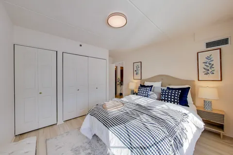 $184,900 | 1220 Depot Street, Unit 109, Glenview, IL 60025